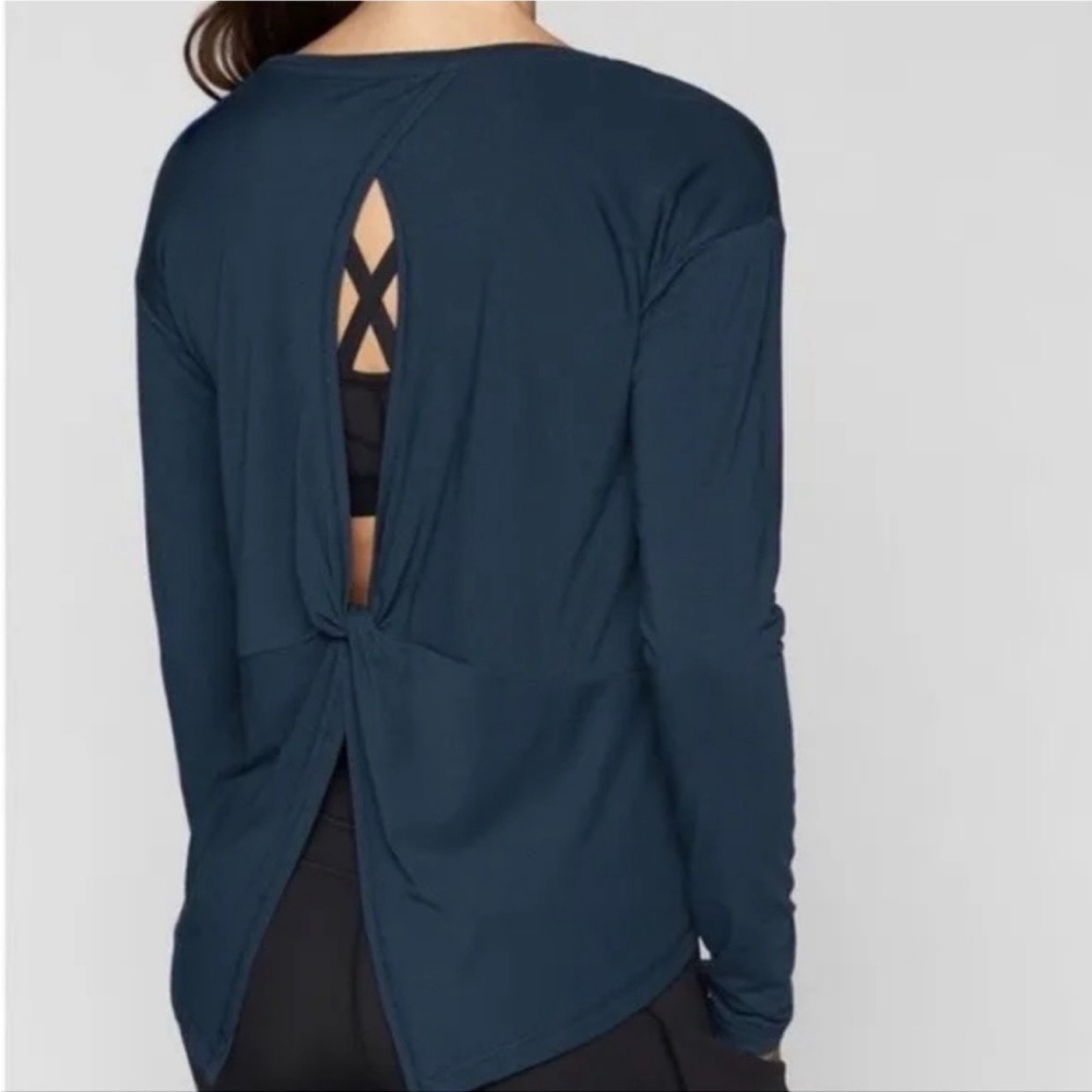 Athleta Long sleeve blue tie on back of shirt athletic small essence twist